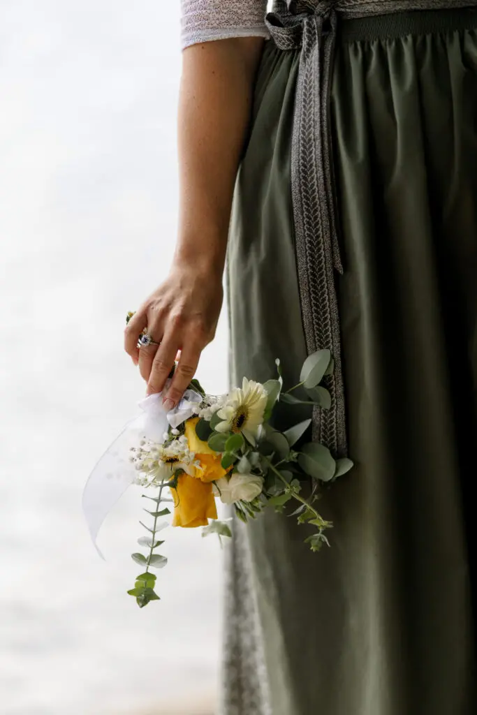 Kleiner Brautstrauß bei einer Trachtenhochzeit am Faaker See