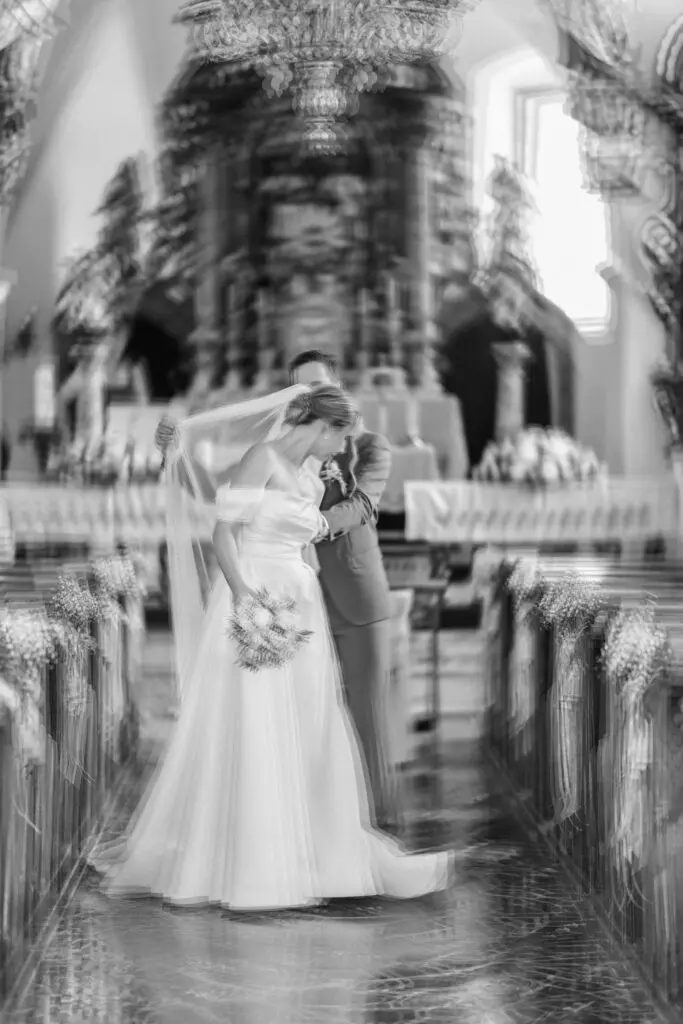 Braut mit Schleier und Bräutigam im Anzug bei ihrer Hochzeit auf der Turracher Höhe