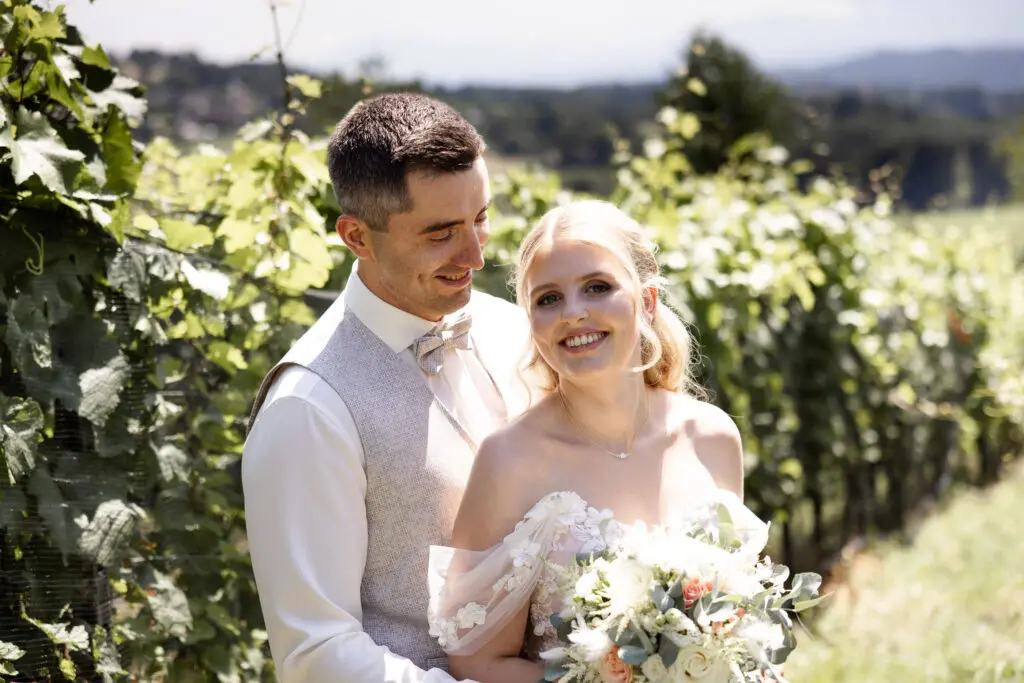 Brautpaar bei der Hochzeit am TrippelGut am Maltschacher See in den Weinbergen, Braut schaut in die Kamera