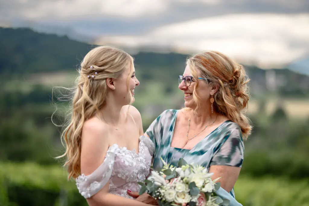 Braut und Mutter gemeinsam in den Weinbergen bei Feldkirchen in Kärnten
