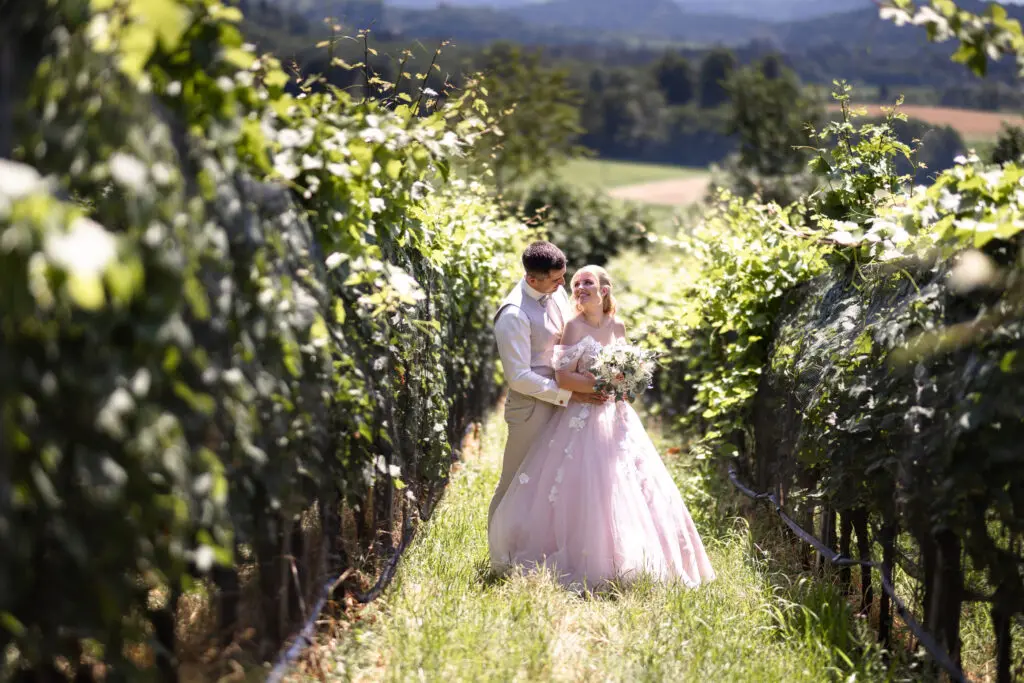 Brautpaar bei der Hochzeit am TrippelGut in den Weinbergen am Maltschacher See