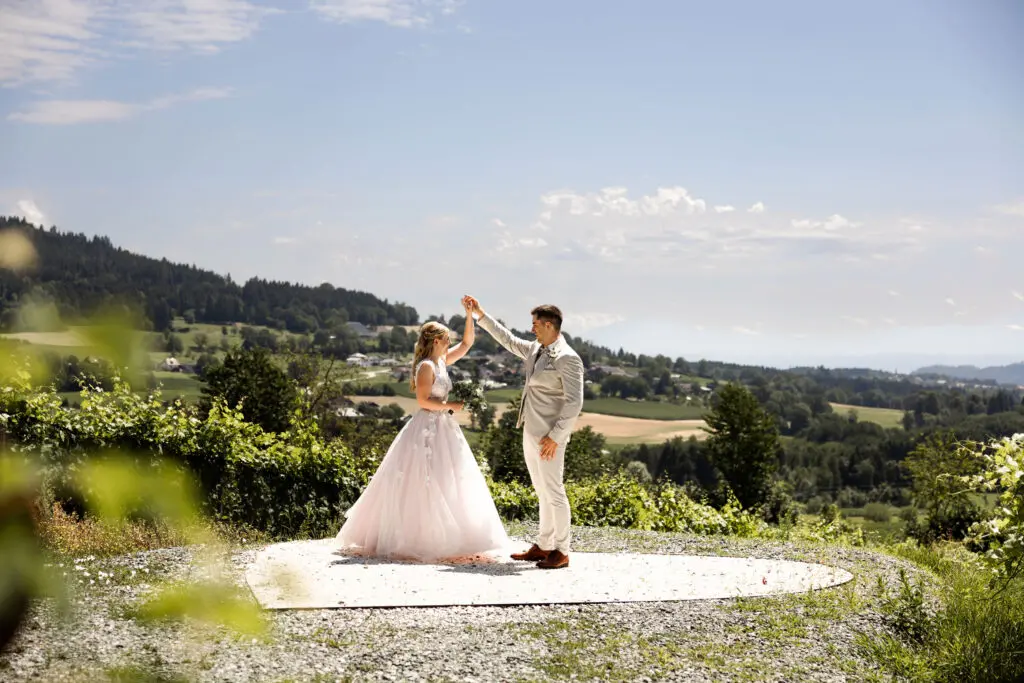 Brautpaar tanzt bei der Hochzeit am TrippelGut am Maltschacher See in Kärnten